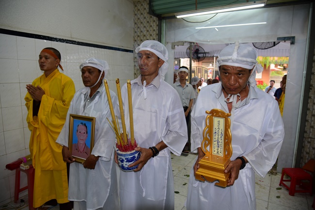 Chanting sutra, praying for the rebirth of spirit Mr. Nguyen Van Duc