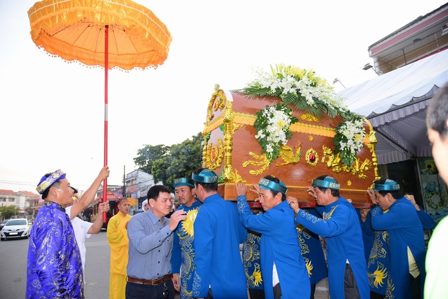 Chanting sutra, praying for the rebirth of spirit Mr. Nguyen Van Duc