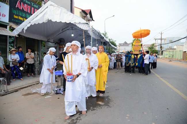 Chanting sutra, praying for the rebirth of spirit Mr. Nguyen Van Duc