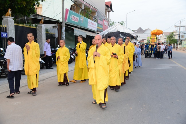 Chanting sutra, praying for the rebirth of spirit Mr. Nguyen Van Duc