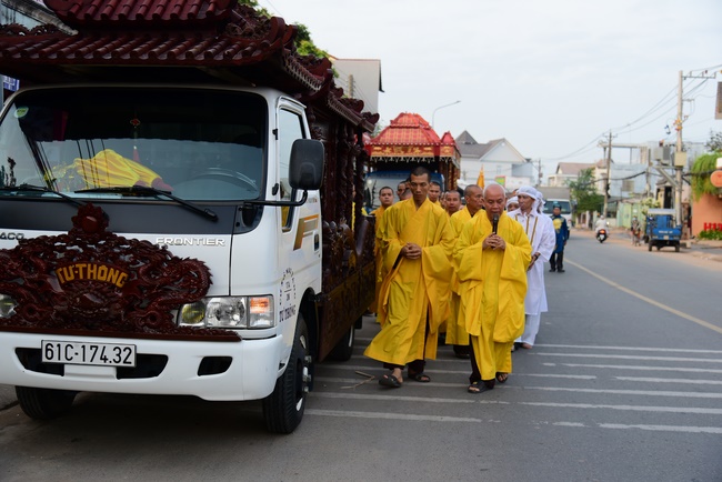 Chanting sutra, praying for the rebirth of spirit Mr. Nguyen Van Duc