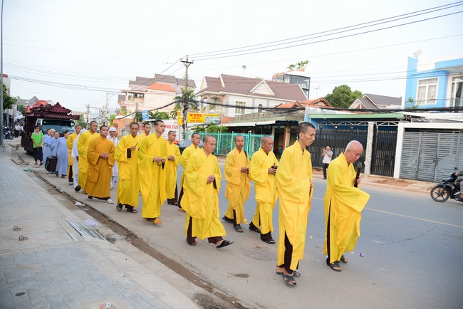 Chanting sutra, praying for the rebirth of spirit Mr. Nguyen Van Duc