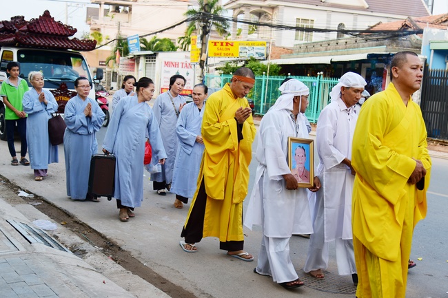 Chanting sutra, praying for the rebirth of spirit Mr. Nguyen Van Duc