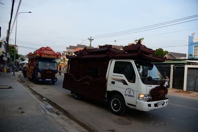 Chanting sutra, praying for the rebirth of spirit Mr. Nguyen Van Duc