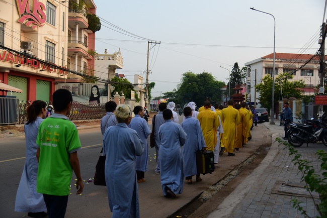 Chanting sutra, praying for the rebirth of spirit Mr. Nguyen Van Duc