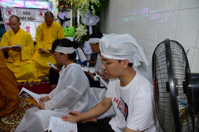 Chanting sutra, praying for the rebirth of spirit Mr. Nguyen Van Duc