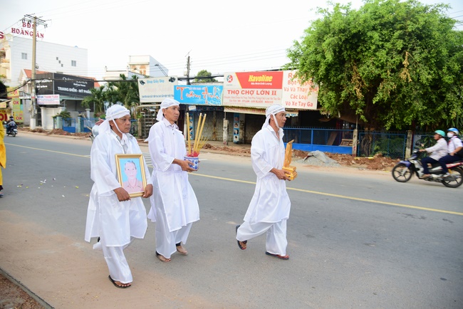 Chanting sutra, praying for the rebirth of spirit Mr. Nguyen Van Duc