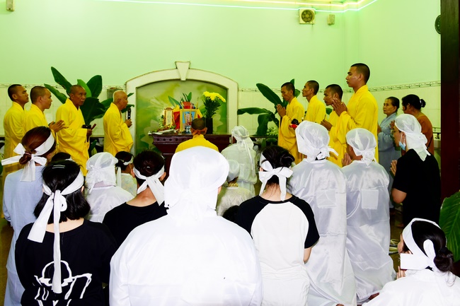 Chanting sutra, praying for the rebirth of spirit Mr. Nguyen Van Duc