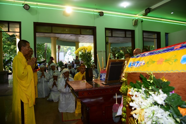 Chanting sutra, praying for the rebirth of spirit Mr. Nguyen Van Duc