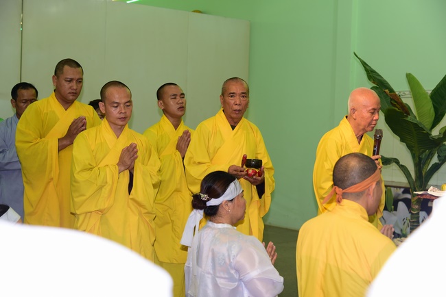 Chanting sutra, praying for the rebirth of spirit Mr. Nguyen Van Duc