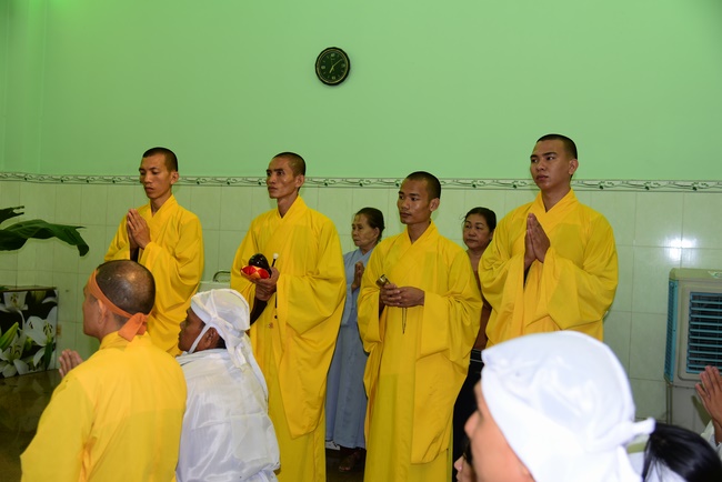 Chanting sutra, praying for the rebirth of spirit Mr. Nguyen Van Duc