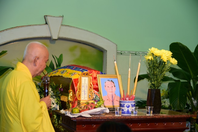 Chanting sutra, praying for the rebirth of spirit Mr. Nguyen Van Duc