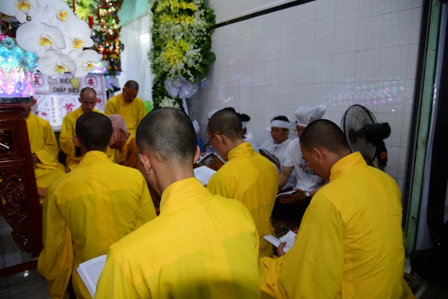 Chanting sutra, praying for the rebirth of spirit Mr. Nguyen Van Duc