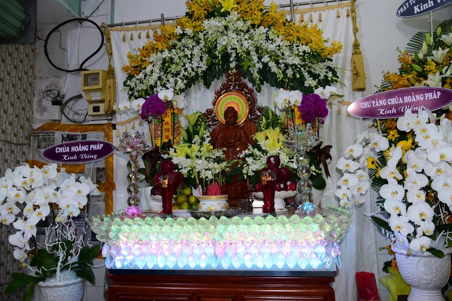 Chanting sutra, praying for the rebirth of spirit Mr. Nguyen Van Duc