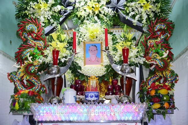 Chanting sutra, praying for the rebirth of spirit Mr. Nguyen Van Duc