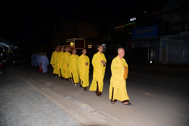 Chanting sutra, praying for the rebirth of spirit Mr. Nguyen Van Duc