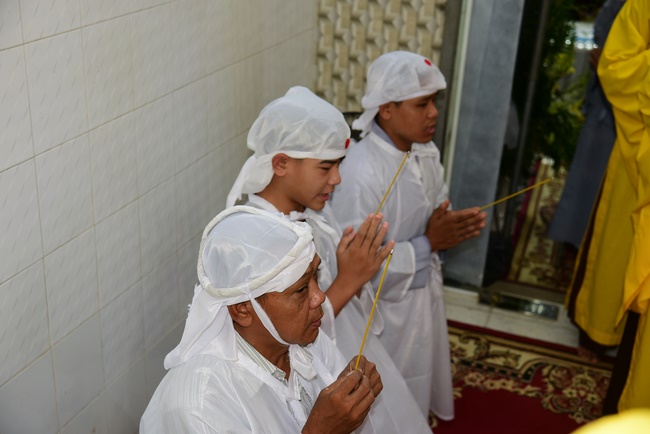 Chanting sutra, praying for the rebirth of spirit Mr. Nguyen Van Duc