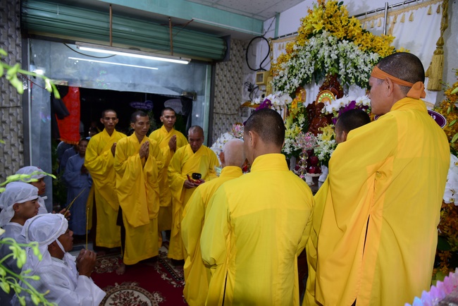 Chanting sutra, praying for the rebirth of spirit Mr. Nguyen Van Duc