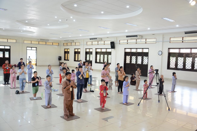 The Three Jewel Refuge Ceremony for cancer ill children coming from the Oncology Hospital