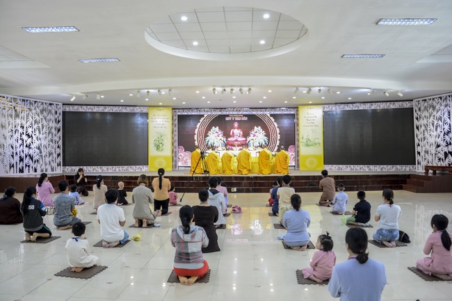 The Three Jewel Refuge Ceremony for cancer ill children coming from the Oncology Hospital