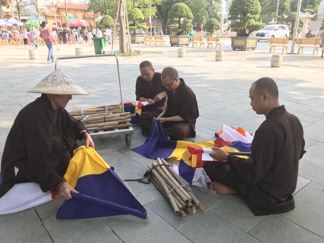 Preparing for the Great Ceremony of Buddha's Birthday (part 1)