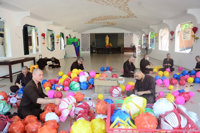 Preparing for the Great Ceremony of Buddha's Birthday (part 1)