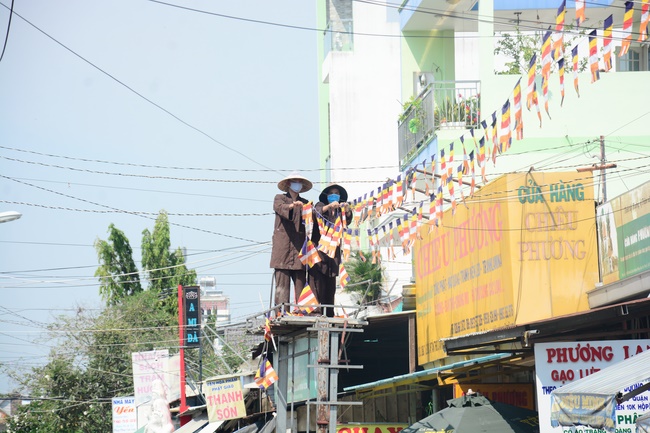 Preparing for the Great Ceremony of Buddha's Birthday (part 1)