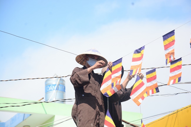 Preparing for the Great Ceremony of Buddha's Birthday (part 1)