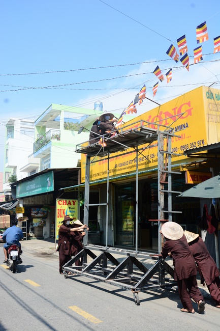 Preparing for the Great Ceremony of Buddha's Birthday (part 1)