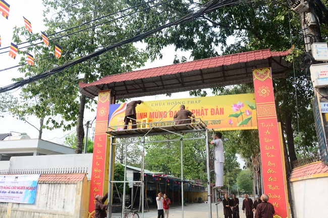 Preparing for the Great Ceremony of Buddha's Birthday (part 1)