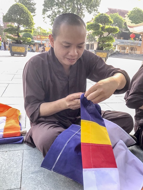 Preparing for the Great Ceremony of Buddha's Birthday (part 1)