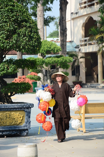 Preparing for the Great Ceremony of Buddha's Birthday (part 1)