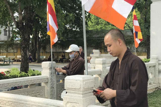 Preparing for the Great Ceremony of Buddha's Birthday (part 1)
