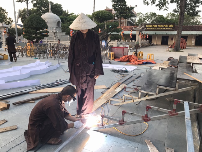 Preparing for the Great Ceremony of Buddha's Birthday (part 1)