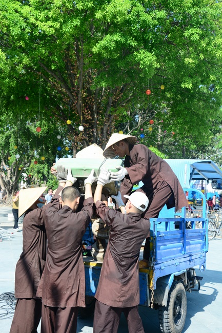 Preparing for the Great Ceremony of Buddha's Birthday (part 1)