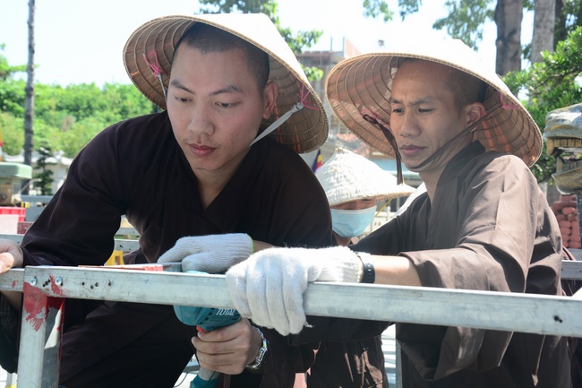 Preparing for the Great Ceremony of Buddha's Birthday (part 1)