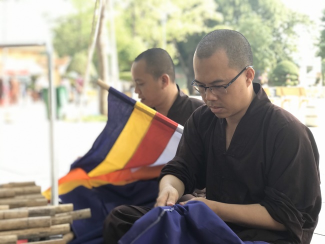 Preparing for the Great Ceremony of Buddha's Birthday (part 1)