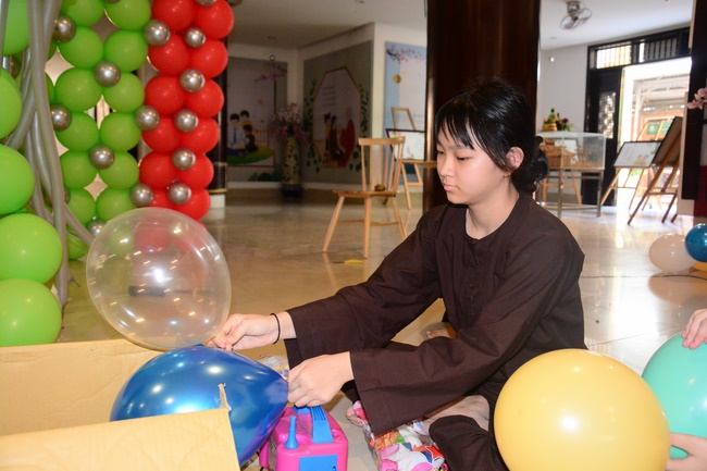 Preparing for the Great Ceremony of Buddha's Birthday (part 1)