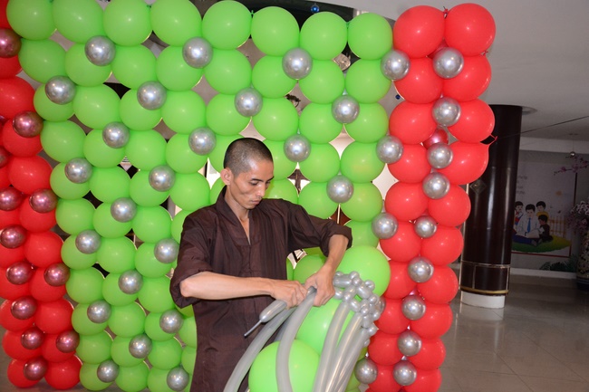 Preparing for the Great Ceremony of Buddha's Birthday (part 1)