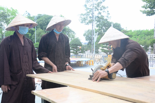 Preparing for the Great Ceremony of Buddha's Birthday (part 1)