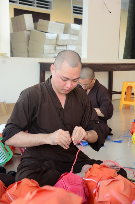 Preparing for the Great Ceremony of Buddha's Birthday (part 1)