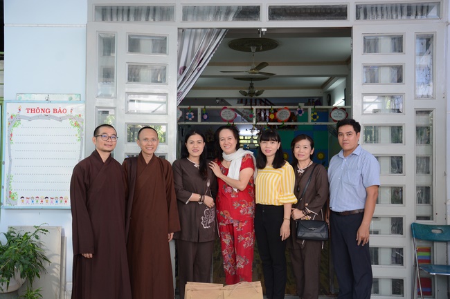 Tặng quà giáo viên trường mầm non tư thục tại Tân Thới Nhì, Hóc Môn