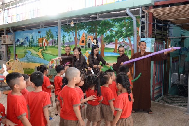 Tặng quà giáo viên trường mầm non tư thục tại Tân Thới Nhì, Hóc Môn