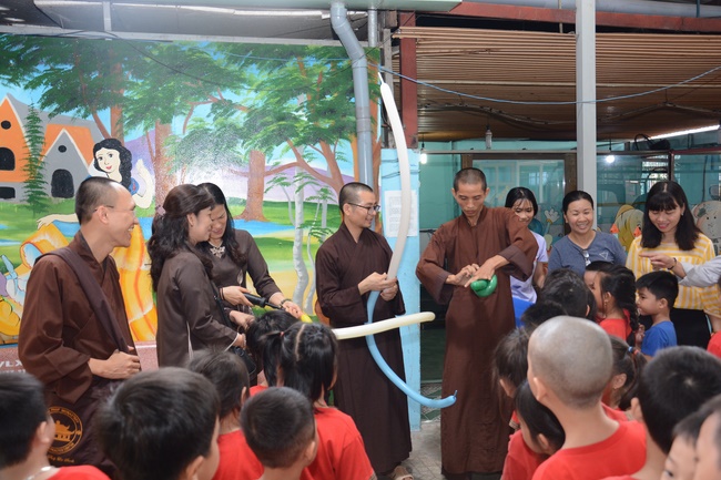 Tặng quà giáo viên trường mầm non tư thục tại Tân Thới Nhì, Hóc Môn