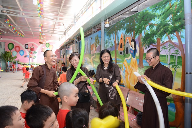 Tặng quà giáo viên trường mầm non tư thục tại Tân Thới Nhì, Hóc Môn