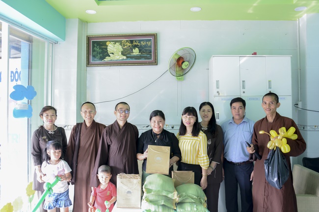 Tặng quà giáo viên trường mầm non tư thục tại Tân Thới Nhì, Hóc Môn