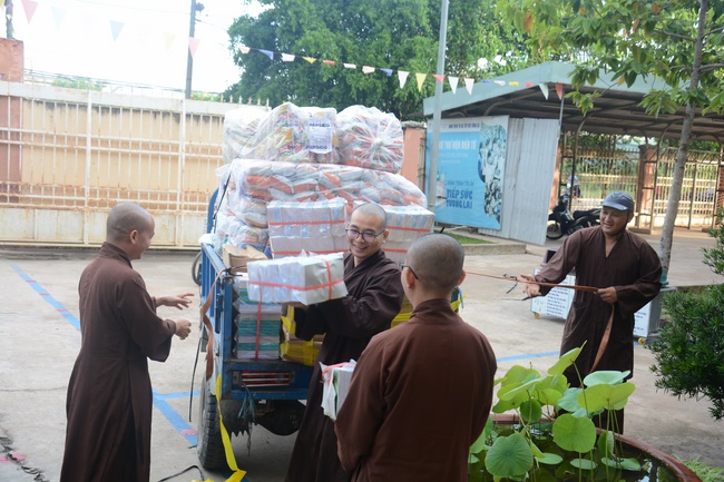 Giving gifts to pupils on the occasion of International Children's Day
