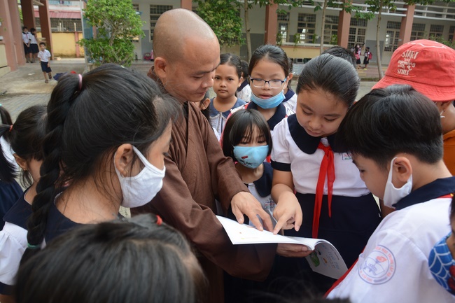 Giving gifts to pupils on the occasion of International Children's Day