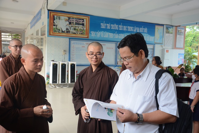 Giving gifts to pupils on the occasion of International Children's Day