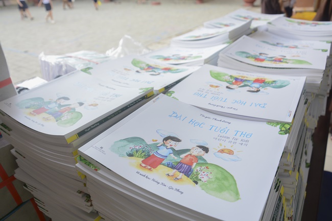 Giving gifts to pupils on the occasion of International Children's Day